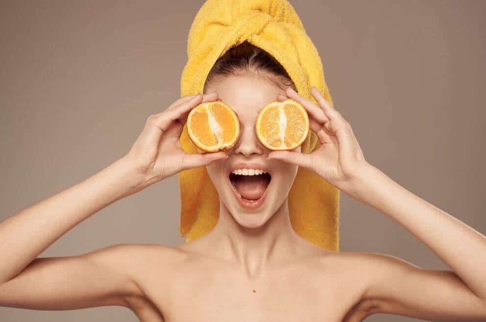 femme avec de belles oranges