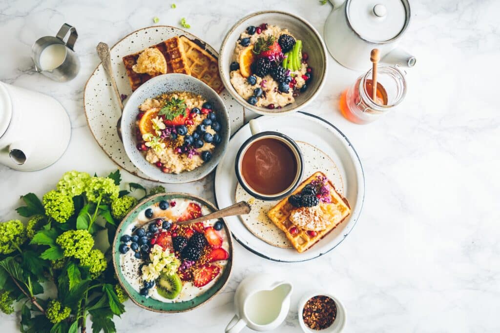 bon petit déjeuner sain avec des légumes de fruits et des protéines et du lait.
